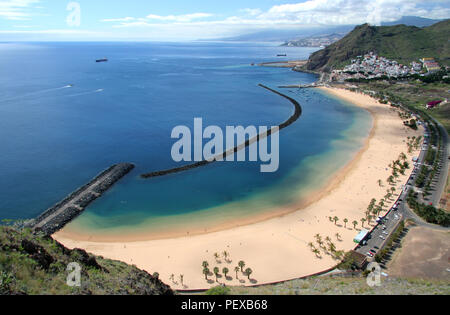 La Playa De Las Teresitas è la più bella spiaggia di Tenerife, solo un paio di miglia a nord dell'isola capitale Santa Cruz. Foto Stock