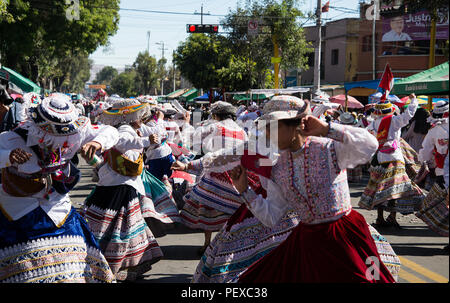 Anniversario di Arequipa il quindicesimo agosto ballerini di Chivay facendo la danza wititi come parte della celebrazione Foto Stock