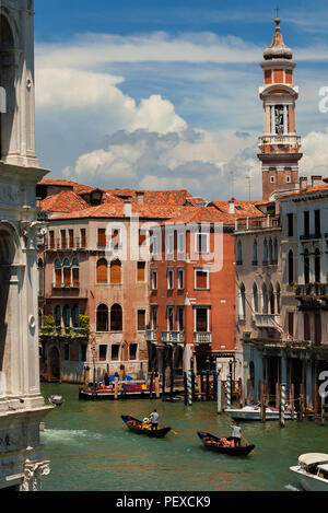 Navigazione sul Canal Grande vicino al quartiere di Rialto di Venezia Foto Stock