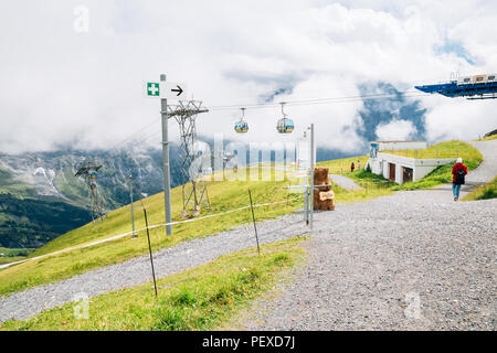 Grindelwald, Svizzera - 21 Agosto 2016 : prima funivia teleferica e nuvoloso prima montagna Foto Stock