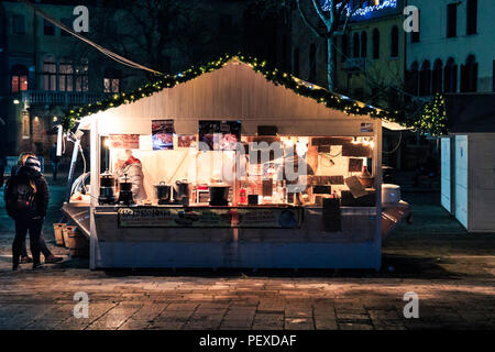 Natale chiosco alimentare notte d'inverno a Venezia Foto Stock Natale chiosco alimentare notte d'inverno a Venezia Foto Stock