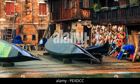 Golndola workshop a Venezia Italia Vista panoramica Foto Stock