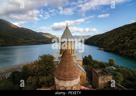 Complesso della Fortezza di Ananuri nella Georgia del Nord. Castello medievale di Ananuri sul fiume Aragvi. Il Castello di Ananuri si trova a circa 70 chilometri da Tbilisi. Foto Stock