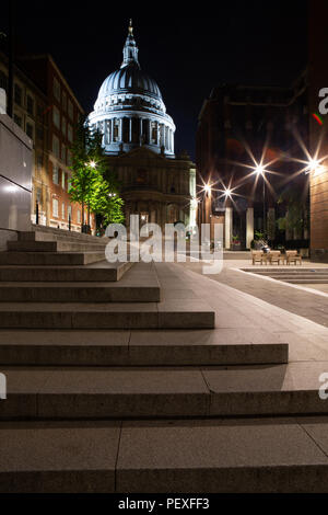 La Cattedrale di St Paul e da Pietro collina di notte con gradini in primo piano, città di Londra, Regno Unito Foto Stock