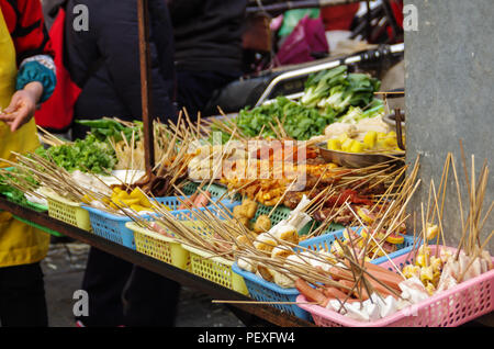 Una varietà di verdure fresche nel cestello Foto Stock