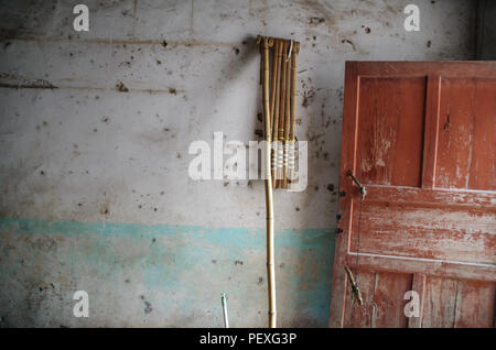 Un angolo di un vecchio cinese Shabby House Foto Stock