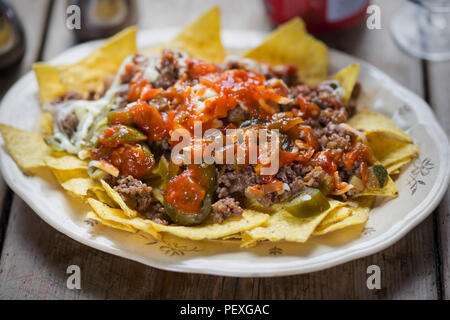 Peperoncino carni bovine nachos con salsa, jalapeños & formaggio grattugiato Foto Stock