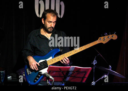 Basso elettrico Player, Andy punti metallici a Londra, 606 Club Foto Stock