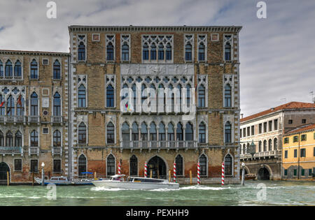 Ca' Foscari Palace, sede storica delle Università di Venezia sul Canal Grande a Venezia, Italia Foto Stock