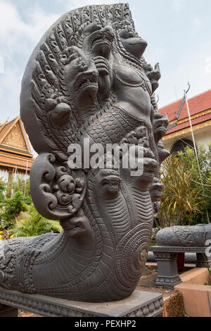 Mitico Seven-Headed Snake dea, Khmer Naga scultura, tempio buddista Wat Preah Prom Rath in Siem Reap, Cambogia, Asia Foto Stock