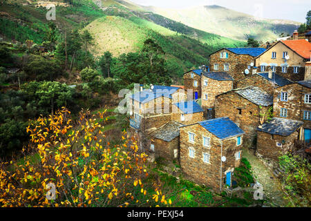Bellissimo villaggio Piodao,vista con case tradizionali,Portogallo. Foto Stock
