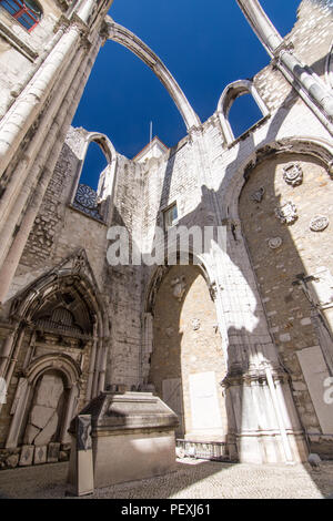 Lisbona, Portogallo - 11 Marzo 2016: le rovine del Convento de Carmo, distrutto dal grande terremoto di Lisbona, in Portogallo. Foto Stock