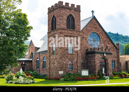 COUDERSPORT, PA, Stati Uniti d'America-10 agosto 18: Santa Eulalia chiesa cattolica imposta sulla strada principale del piccolo borgo rurale. Foto Stock