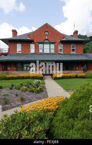 COUDERSPORT, PA, Stati Uniti d'America-10 agosto 18: la città alla vecchia stazione ferroviaria, con un colorato, attentamente curato prato. Foto Stock