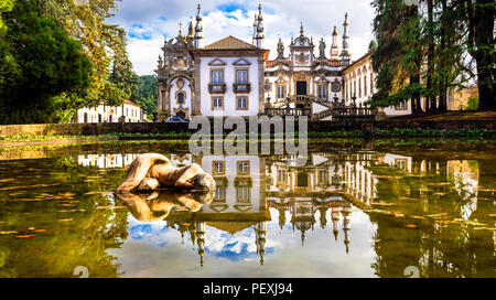 Impressionante Vila Real Palace ,vista con fontana e castello,Portogallo. Foto Stock