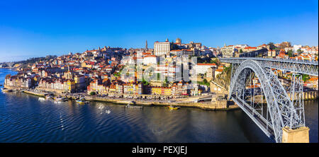 Bella città di Oporto,vista con ponte vecchio e le sue case colorate,Portogallo. Foto Stock