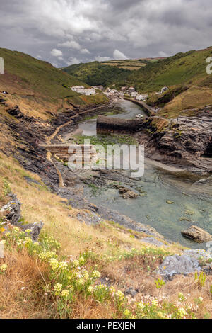 Aria di tempesta oltre il pittoresco porticciolo a Boscastle sulla North Cornish Coast. Foto Stock