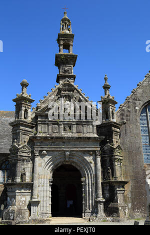 Ingresso alla Eglise Saint Derrien in Enclos Paroissial de Commana, Place de l'Église, Commana, Finisterre, Bretagna Francia Foto Stock