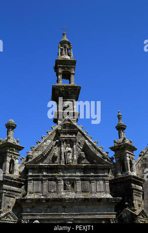 Ingresso alla Eglise Saint Derrien in Enclos Paroissial de Commana, Place de l'Église, Commana, Finisterre, Bretagna Francia Foto Stock