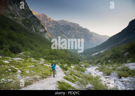 Escursionista nella valle di Vrata nel Parco Nazionale del Triglav di Slovenia Foto Stock