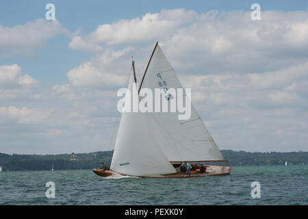 Barche a vela per partecipare a una regata corsa sul Starnberger See Foto Stock