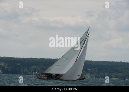 Barche a vela per partecipare a una regata corsa sul Starnberger See Foto Stock