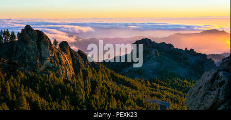 Impressionante Roque Nublo de su sunset,Gran Canaria,Spagna. Foto Stock