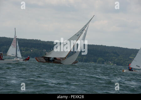 Barche a vela per partecipare a una regata corsa sul Starnberger See Foto Stock