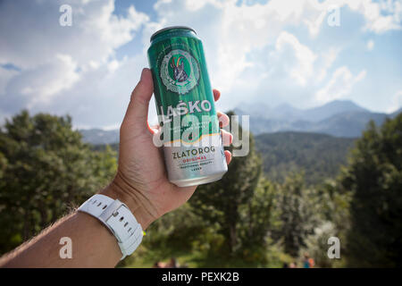 Escursionista holding può della birra slovena, il Parco Nazionale del Triglav, Slovenia Foto Stock