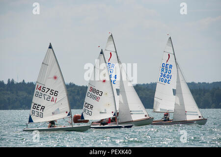 Barche a vela per partecipare a una regata corsa sul Starnberger See Foto Stock