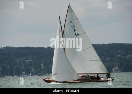 Barche a vela per partecipare a una regata corsa sul Starnberger See Foto Stock