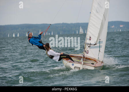 Barche a vela per partecipare a una regata corsa sul Starnberger See Foto Stock