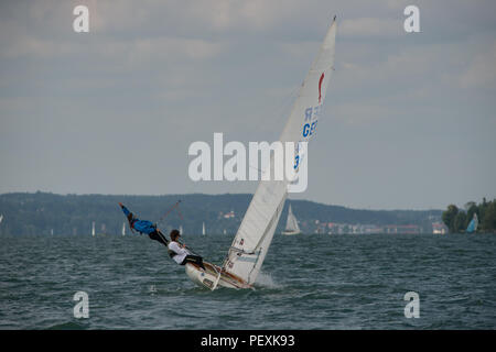 Barche a vela per partecipare a una regata corsa sul Starnberger See Foto Stock