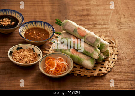 Fresh vietnamita involtini primavera su una piastra con insalata Foto Stock