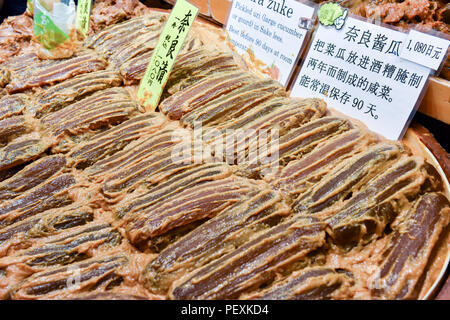 Cetrioli sottaceto , Mercato Nishiki, Kyoto , Giappone Foto Stock