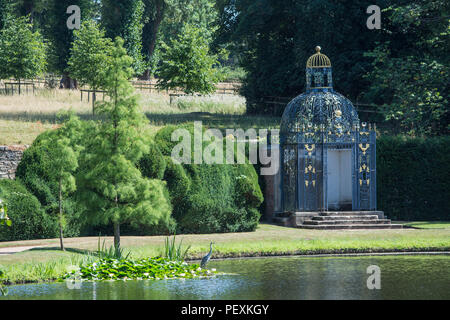 Birdcage e lago a Melbourne Hall e giardini, Derbyshire, Regno Unito Foto Stock