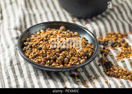 Organico secco spezie di decapaggio in una ciotola Foto Stock