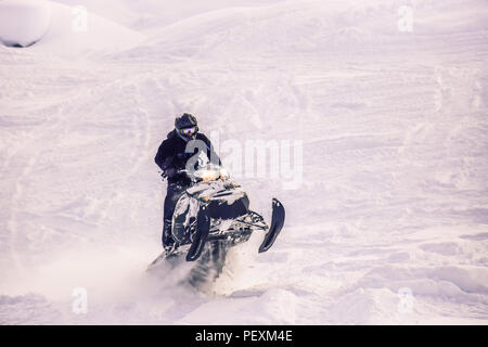 L'uomo jumping in motoslitta in Callaghan Valley, Whistler, British Columbia, Canada Foto Stock