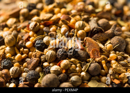 Organico secco spezie di decapaggio in una ciotola Foto Stock