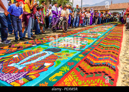 Antigua Guatemala - 1 Aprile 2012: Domenica delle Palme processione tappeto nel Patrimonio mondiale dell UNESCO con il famoso alle celebrazioni della Settimana Santa. Foto Stock