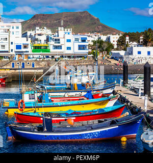 Impressionante Puerto de la Nieves village,tradizionali barche da pesca e case,Gran Canaria,Spagna. Foto Stock