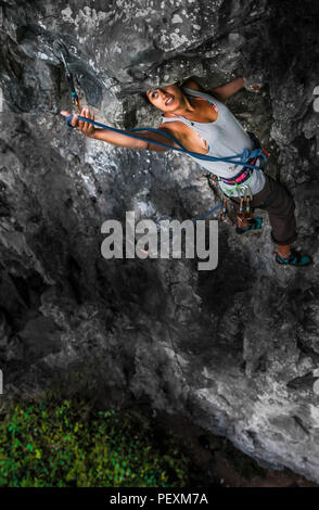 Female Rock scalatore a Cat Ba Island, Quang Ninh, Vietnam Foto Stock