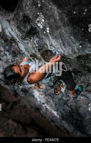Donna arrampicata su roccia Foto Stock