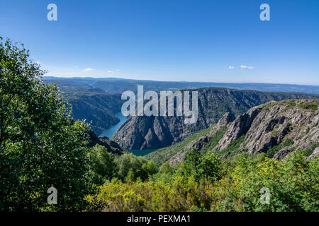 Vista dalla CaÃ±su del rÃ-o Sil fiume nella Ribeira Sacra nella provincia di Ourense, Galizia Foto Stock