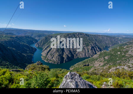 Vista dalla CaÃ±su del rÃ-o Sil fiume nella Ribeira Sacra nella provincia di Ourense, Galizia Foto Stock