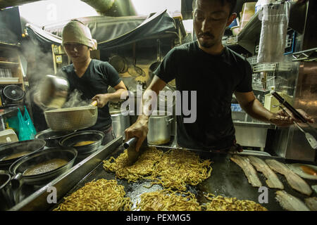 Lavoratori in cottura ramen shop, Tokyo, Giappone Foto Stock