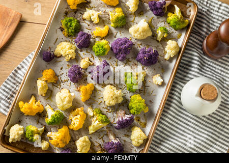 Organici colorati arrosto cavolfiore con olio di oliva e sale Foto Stock