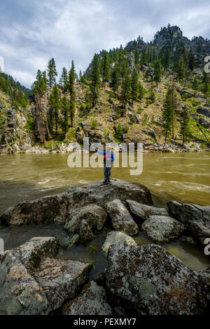 Guida sulla banca del fiume di salmoni, Idaho, Stati Uniti d'America Foto Stock