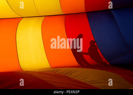 Ombre di persone su una mongolfiera prima di decollare, Albuquerque, Nuovo Messico, STATI UNITI D'AMERICA Foto Stock