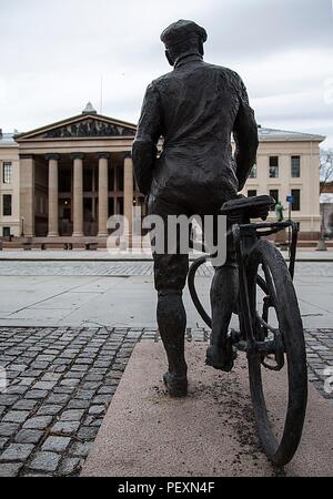 Statua di tempo di guerra eroe della resistenza Gunnar Sonsteby situato in Karl Johans Gate, Oslo, Norvegia Foto Stock